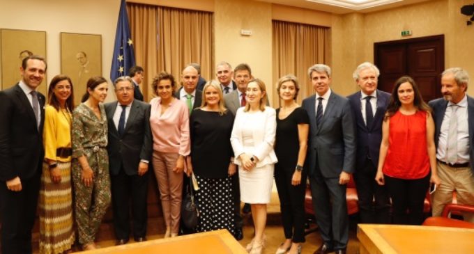 Garrido muestra el apoyo total de la Comunidad de Madrid a las víctimas del terrorismo