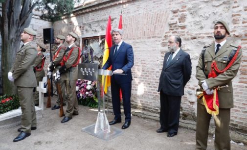 Garrido preside la ofrenda floral a los héroes del 2 de mayo en el Cementerio de la Florida