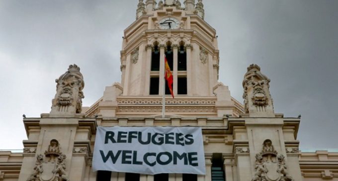 El Gobierno pide a la Iglesia que acoja a los refugiados que rechaza la izquierda