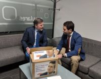 El #HOBus entrega al PP, Vox y Ciudadanos más de 22.000 peticiones para derogar las ‘leyes de género’