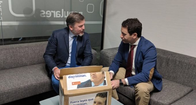 El #HOBus entrega al PP, Vox y Ciudadanos más de 22.000 peticiones para derogar las ‘leyes de género’