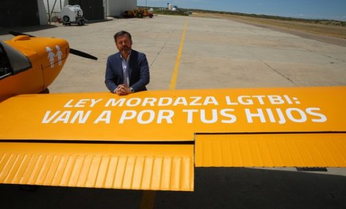 El #HOBusAéreo recorrerá las costas españolas, de Cádiz a Gerona, con el lema: ‘Ley Mordaza LGTBI: Van a por tus hijos’