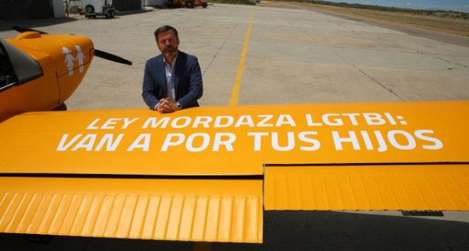 El #HOBusAéreo recorrerá las costas españolas, de Cádiz a Gerona, con el lema: ‘Ley Mordaza LGTBI: Van a por tus hijos’