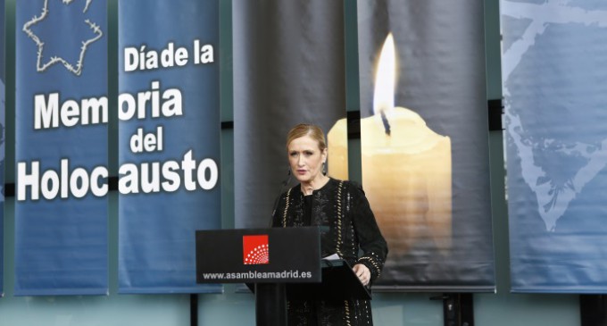 Cifuentes pide respeto a la diferencia y castigo a los delitos de odio en el homenaje a las víctimas del Holocausto