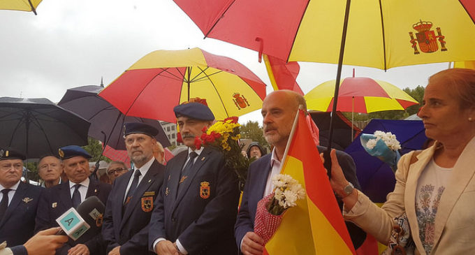 Más de un centenar de personas depositan flores y mensajes al pie de la bandera de España en Madrid