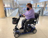 El Hospital público Infanta Cristina estrena vehículos eléctricos en sus instalaciones para personas con movilidad reducida