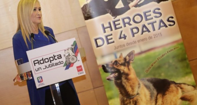 Cifuentes destaca la labor de los “Héroes de cuatro patas” y apoya la campaña para que sean adoptados tras su “jubilación”