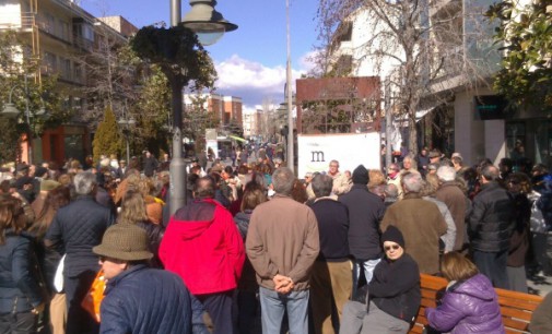 Vecinos de Majadahonda se manifiestan ante el Ayuntamiento y exigen la revisión catastral