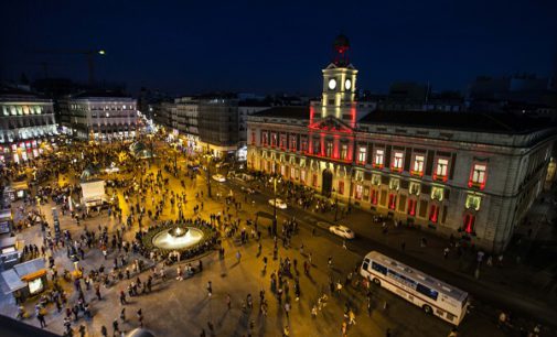 La Comunidad estrena con la bandera nacional la iluminación de la fachada de la Real Casa de Correos