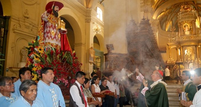 Celebran una misa en la catedral de Lima para los quechua-hablantes de Perú