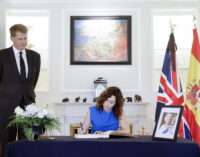 Díaz Ayuso se reúne con el embajador de Reino Unido en España para presentar sus condolencias por la Reina Isabel II