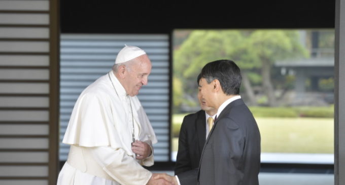 Japón: Francisco se encuentra con el Emperador Naruhito, entronizado hace un mes