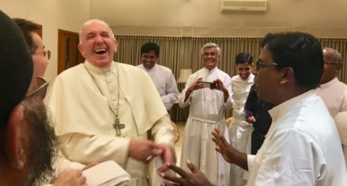 Bangladesh: El Papa se reúne con 16 jesuitas en Dhaka