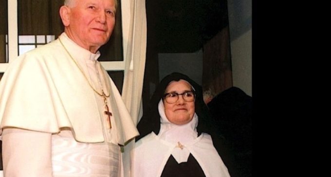 Francisco rinde homenaje a san Juan Pablo II, en el 12º aniversario de su muerte