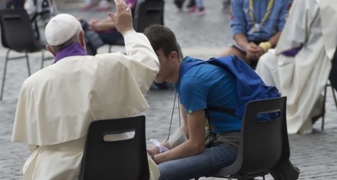 Jubileo de los adolescentes: el papa Francisco salió a la Plaza de San Pedro a confesar