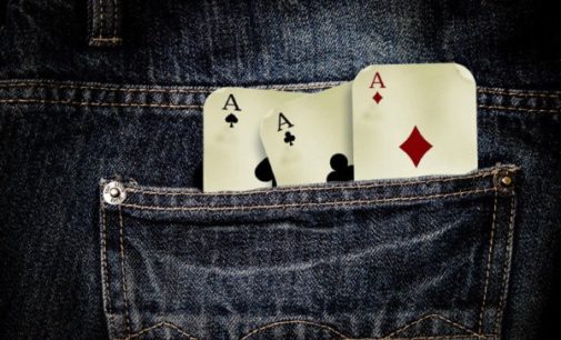 Jugar a perder ocultando naipes de la baraja