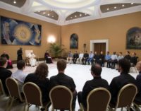 Francisco exhorta a los jóvenes jesuitas a “ensuciarse las manos”