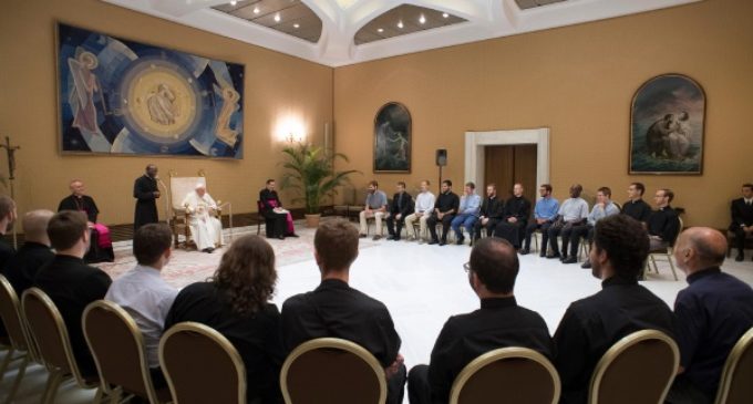 Francisco exhorta a los jóvenes jesuitas a “ensuciarse las manos”