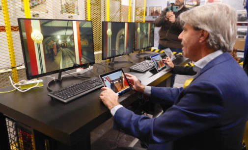 La Comunidad crea una zona interactiva de realidad virtual que permite conducir trenes con simuladores en Metro de Madrid