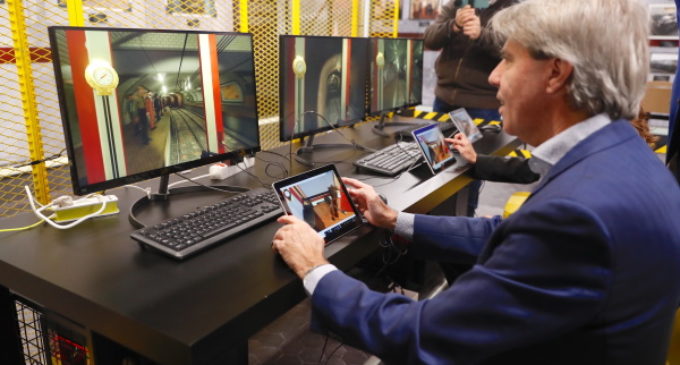 La Comunidad crea una zona interactiva de realidad virtual que permite conducir trenes con simuladores en Metro de Madrid