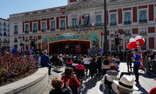 La Comunidad de Madrid celebra la Hispanidad en la Puerta del Sol con un recital itinerante de la Carroza del Teatro Real