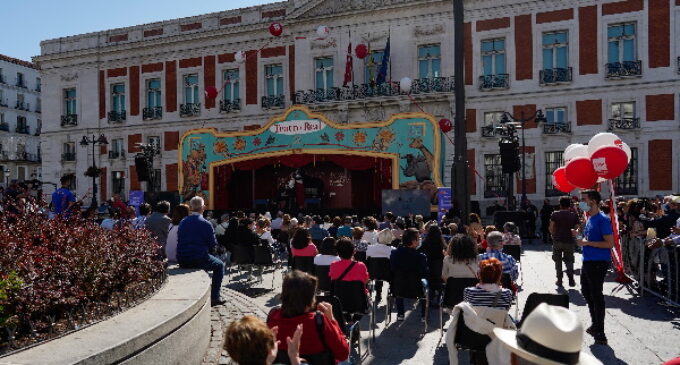 La Comunidad de Madrid celebra la Hispanidad en la Puerta del Sol con un recital itinerante de la Carroza del Teatro Real