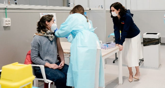 La Comunidad de Madrid comienza a vacunar este jueves a los mayores de 80 años en los centros de salud