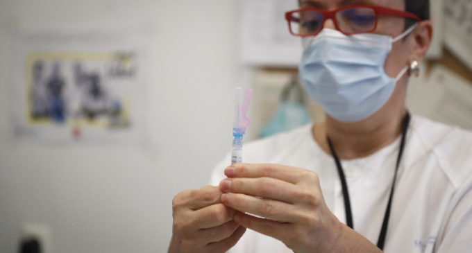 La Comunidad comienza a vacunar frente a la gripe a los grupos de riesgo y remarca su importancia por coincidir con el COVID-19