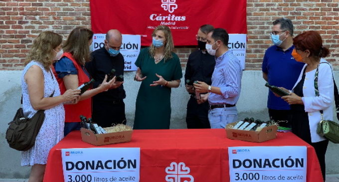 3.000 litros de aceite de oliva producidos por IMIDRA son entregados a Caritas por la Comunidad de Madrid