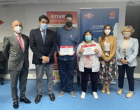 Entrega de los primeros diplomas a dos personas con discapacidad intelectual que han acabado sus prácticas en Metro Madrid