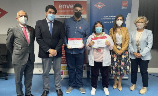 Entrega de los primeros diplomas a dos personas con discapacidad intelectual que han acabado sus prácticas en Metro Madrid