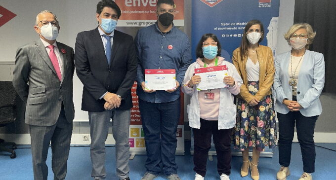 Entrega de los primeros diplomas a dos personas con discapacidad intelectual que han acabado sus prácticas en Metro Madrid