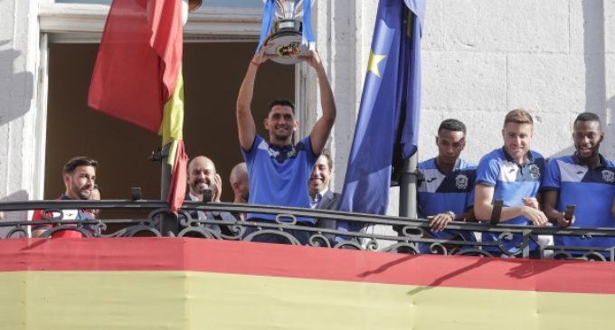 La Comunidad de Madrid homenajea al Fuenlabrada tras su ascenso a la Segunda División del fútbol español