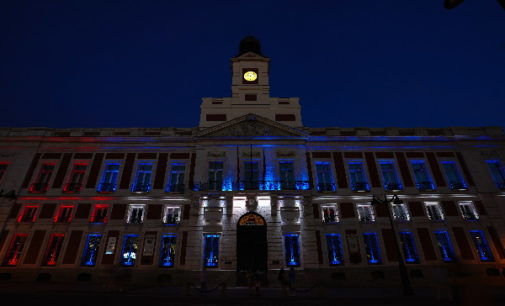 La Comunidad de Madrid ilumina la fachada de la Real Casa de Correos con los colores de la bandera de Cuba