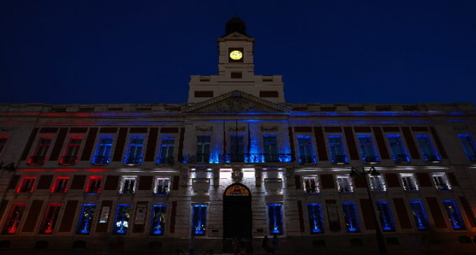 La Comunidad de Madrid ilumina la fachada de la Real Casa de Correos con los colores de la bandera de Cuba