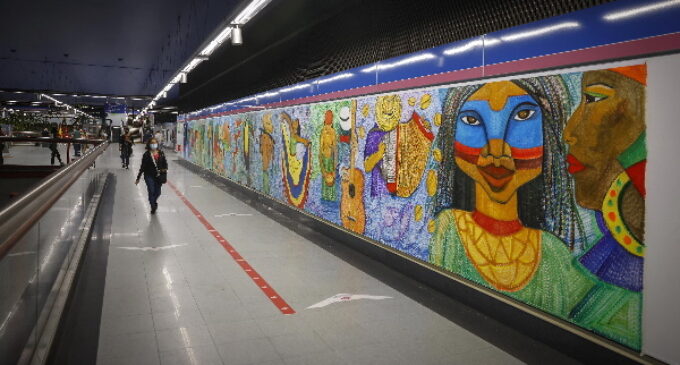 La Comunidad de Madrid inaugura dos nuevos murales en la estación de Metro de Colombia