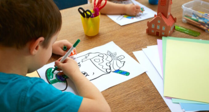 La Comunidad de Madrid inicia el proceso para buscar familias que acojan a menores tutelados durante el curso escolar
