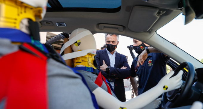 Simulacro de evacuación de un autobús realizado por profesionales del Cuerpo de Bomberos regional