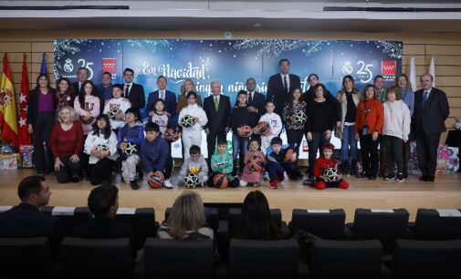 La Comunidad de Madrid participa en la entrega de regalos de la Fundación Real Madrid a menores tutelados