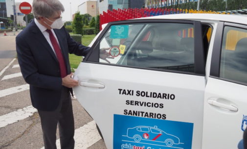 La Comunidad de Madrid reconoce al sector del taxi con un distintivo por su trabajo durante la crisis del coronavirus