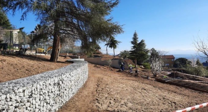 La Comunidad de Madrid restaura y renueva el jardín del albergue juvenil de El Escorial
