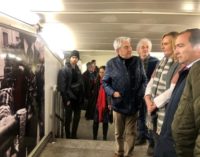 La Comunidad de Madrid tematiza la estación de metro de La Latina con fotos de El Rastro
