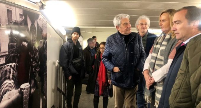 La Comunidad de Madrid tematiza la estación de metro de La Latina con fotos de El Rastro