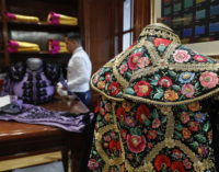 La Comunidad de Madrid visita una de las últimas sastrerías taurinas del mundo