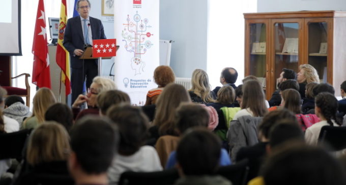 La Comunidad dota a los centros educativos de material didáctico sobre la Constitución Española
