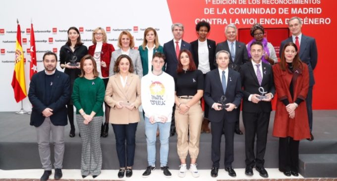 La Comunidad entrega los I Reconocimientos contra la violencia de género que homenajean el compromiso ante esta lacra