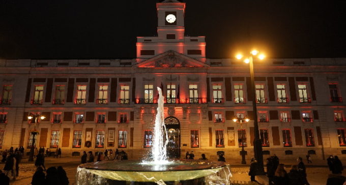 La Comunidad de Madrid ilumina de rojo la fachada de la Real Casa de Correos para dar la bienvenida al Nuevo Año Chino