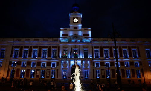 La Comunidad ilumina la fachada de la Real Casa de Correos para celebrar que El Retiro y el Paseo del Prado son Patrimonio Mundial de la UNESCO