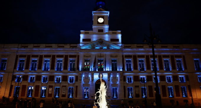 La Comunidad ilumina la fachada de la Real Casa de Correos para celebrar que El Retiro y el Paseo del Prado son Patrimonio Mundial de la UNESCO
