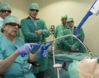 La Comunidad implanta el primer sistema de cirugía robótica flexible de España, que permite operar sin cicatriz